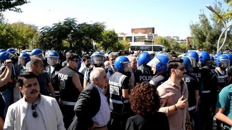 Diyarbakır’da yasağa rağmen açıklama yapmak isteyen gruba izin verilmedi