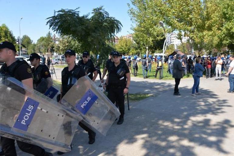 Diyarbakır’da yasağa rağmen açıklama yapmak isteyen gruba izin verilmedi