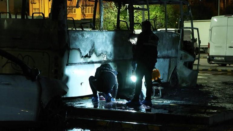 Bayrampaşada İsparka ait otoparkta bulunan midibüs alev alev yandı