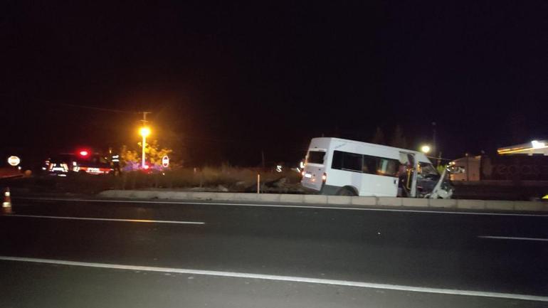 Nevşehirde tarım işçilerinin taşındığı minibüs ile otomobil çarpıştı: 14 yaralı