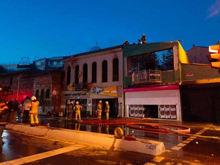 Balatta bulunan oyuncak müzesi alev alev yandı