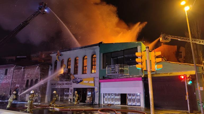 Balatta bulunan oyuncak müzesi alev alev yandı