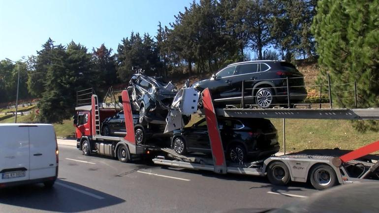 Bakırköyde TIR üst geçide takıldı 3 araçta hasar oluştu