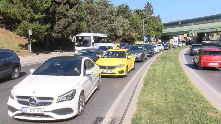 Bakırköyde TIR üst geçide takıldı 3 araçta hasar oluştu