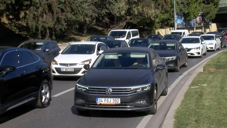 Bakırköyde TIR üst geçide takıldı 3 araçta hasar oluştu