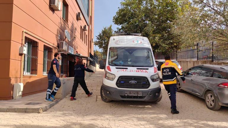 Babasını taşla darbedip ablasını yaralayan şizofreni hastası, sağlıkçılara da saldırdı