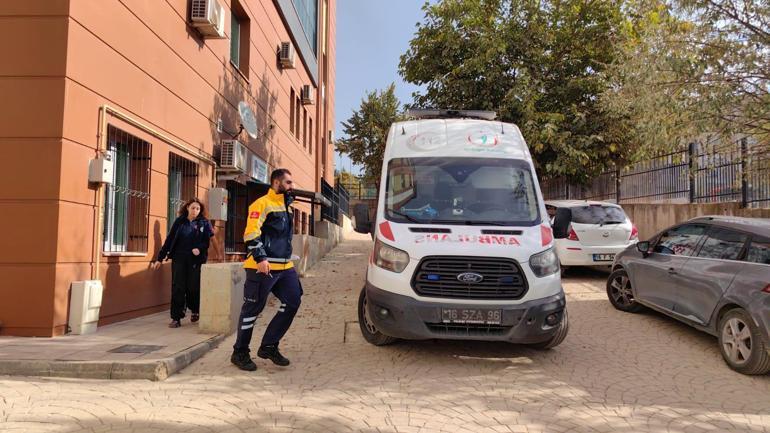 Babasını taşla darbedip ablasını yaralayan şizofreni hastası, sağlıkçılara da saldırdı