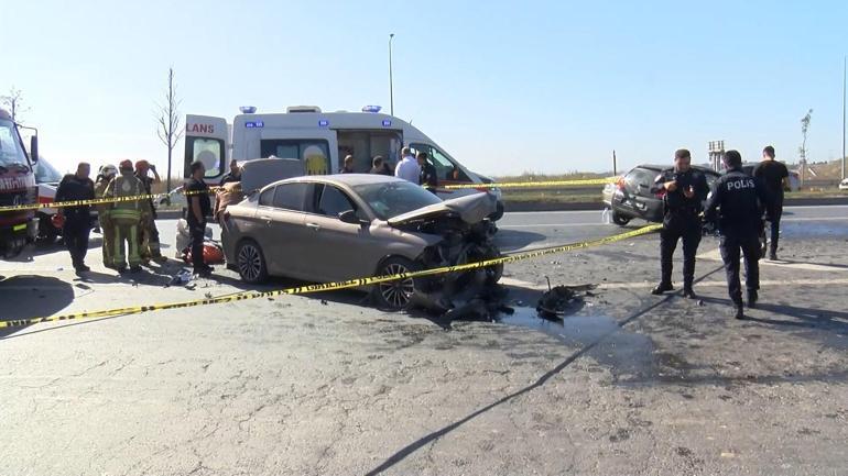 Sultangazide otomobiller kafa kafaya çarpıştı; 2si çocuk 6 yaralı