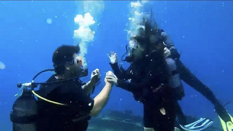 Bodrumda su altında tektaş ile sürpriz evlilik teklifi