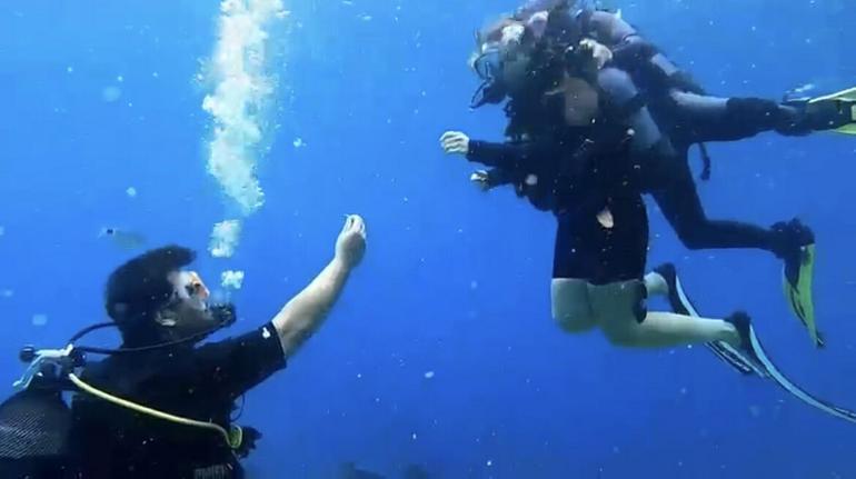 Bodrumda su altında tektaş ile sürpriz evlilik teklifi