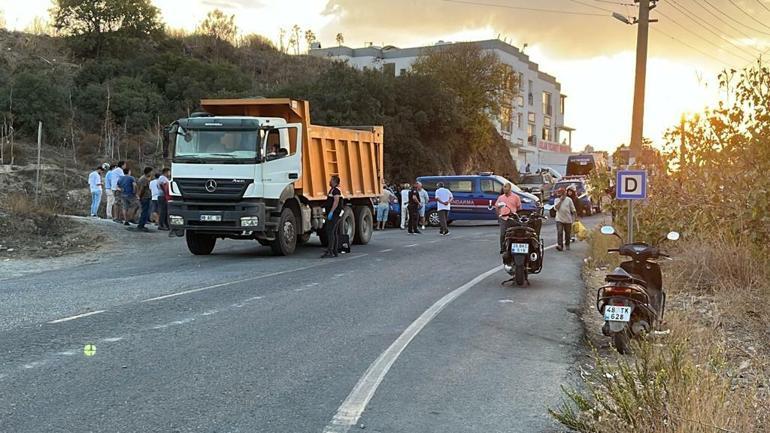 Sollama yapan hafriyat kamyonunun çarptığı motosikletli öldü; kaza kamerada