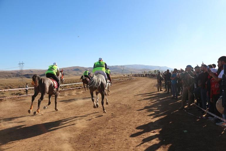 Cumhuriyetin 100üncü yılında Bingölde geleneksel at yarışları düzenlendi