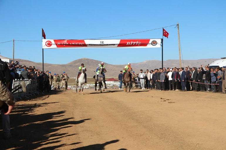 Cumhuriyetin 100üncü yılında Bingölde geleneksel at yarışları düzenlendi