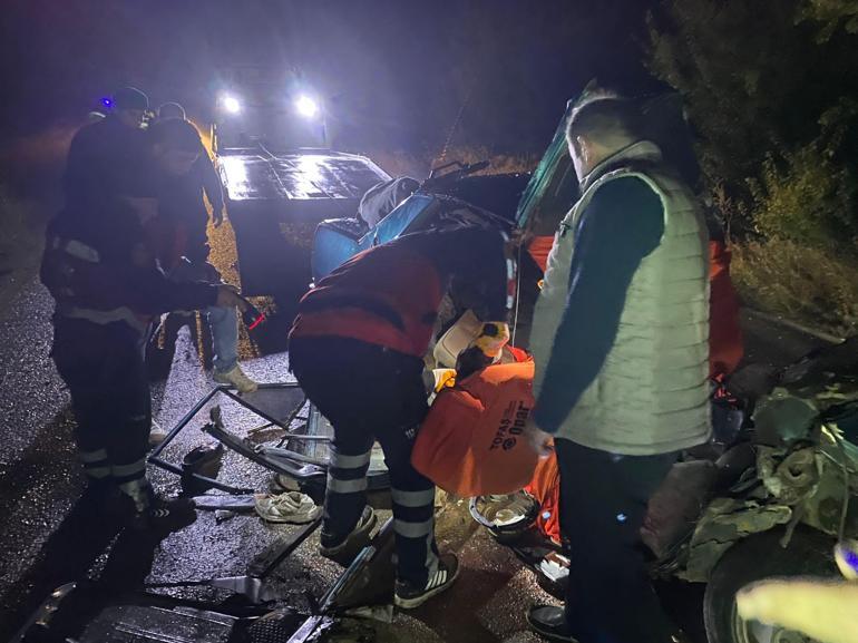 Ispartada kamyonet ile otomobil çarpıştı: 5 ölü, 1 yaralı