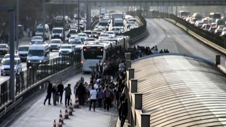 Avcılarda metrobüse binmek isteyenlere beyaz yol sürprizi