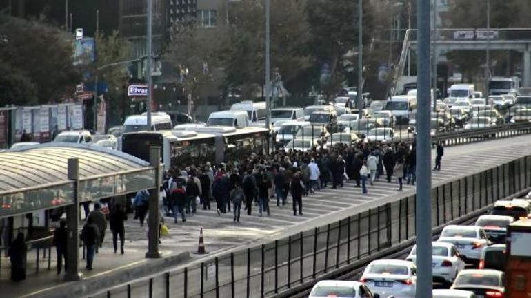 Avcılarda metrobüse binmek isteyenlere beyaz yol sürprizi