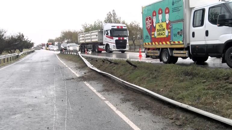 Büyükçekmecede bariyerlere çarpan TIR devrildi