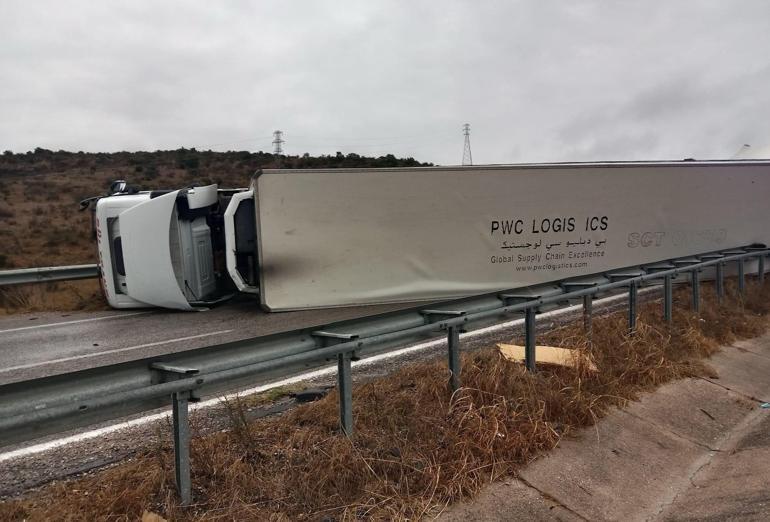 Balıkesirde TIR devrildi; Gönen- Bandırma yolu 9 saat trafiğe kapandı