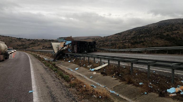 Balıkesirde TIR devrildi; Gönen- Bandırma yolu 9 saat trafiğe kapandı
