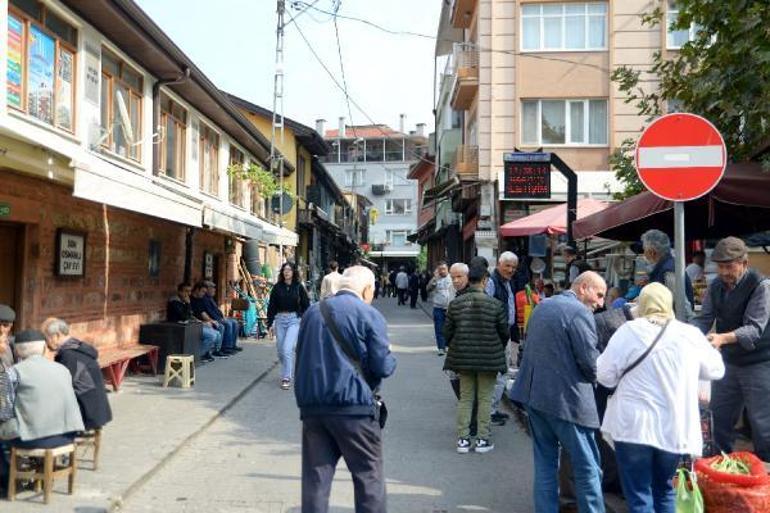 Kamyonetiyle ters yöne giren sürücü, sokak kedisini ezip yoluna devam etti