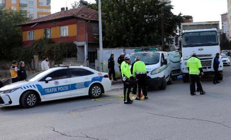 Akülü sandalyesiyle kamyonun altında kalan Kemal, son yolculuğuna uğurlandı