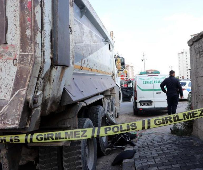 Akülü sandalyesiyle kamyonun altında kalan Kemal, son yolculuğuna uğurlandı