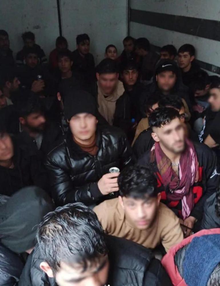 Kargo şirketine ait görünümlü kamyonda 58 kaçak göçmen yakalandı
