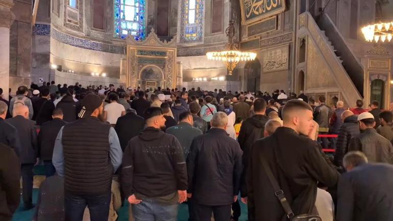 Ayasofya ve Fatih camilerinde Filistinde hayatını kaybedenler için gıyabi cenaze namazı kılındı