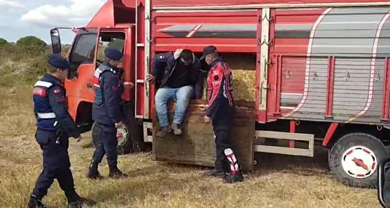 Kamyonette saman balyalarının arasında 27 kaçak göçmen yakalandı