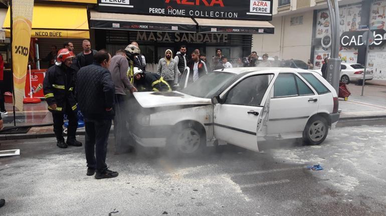 Caddede park halindeyken motoru tutuşan otomobil panik yarattı