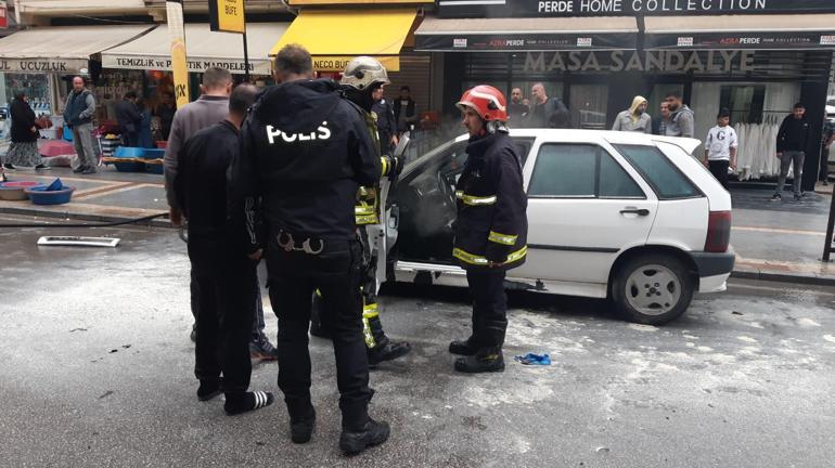 Caddede park halindeyken motoru tutuşan otomobil panik yarattı