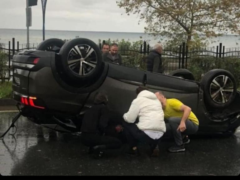 Cip bariyere çarpıp ters döndü; akademisyen çift yaralandı