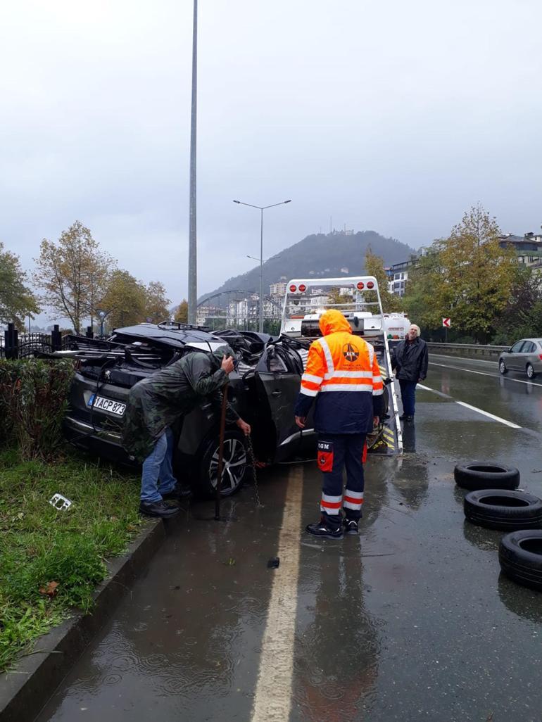 Cip bariyere çarpıp ters döndü; akademisyen çift yaralandı