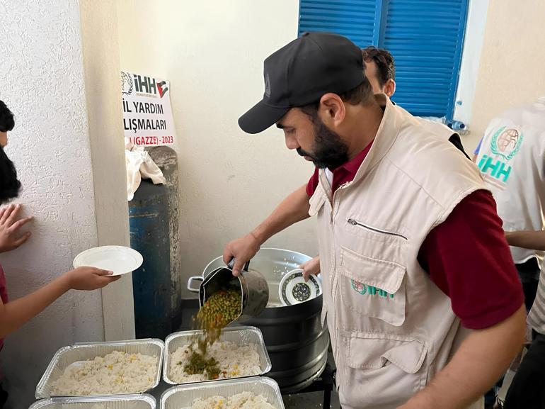İHH’dan Gazze’ye sıcak yemek dağıtımı