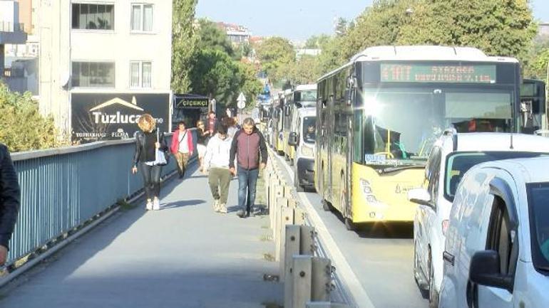 Şişlide otomobil yan yattı: Trafikte kalan yolcular yürümek zorunda kaldı