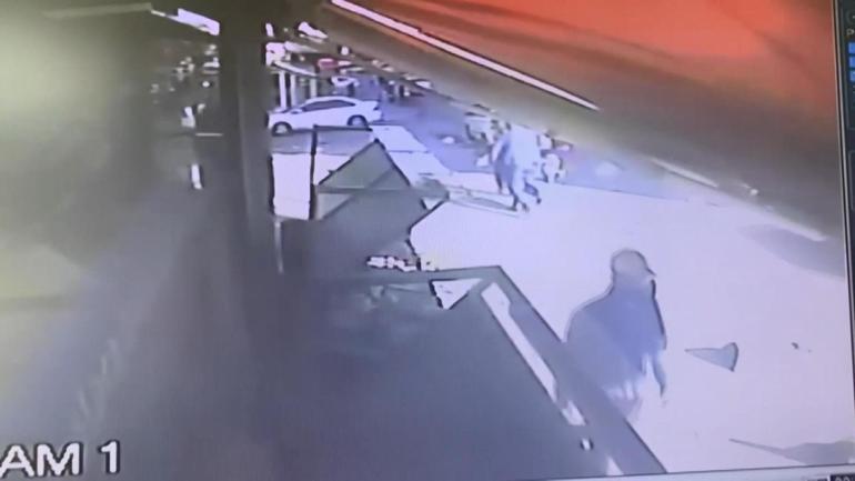 Sultangazide kargonuz var diyerek sokağa çağrılan kadına silahlı saldırı