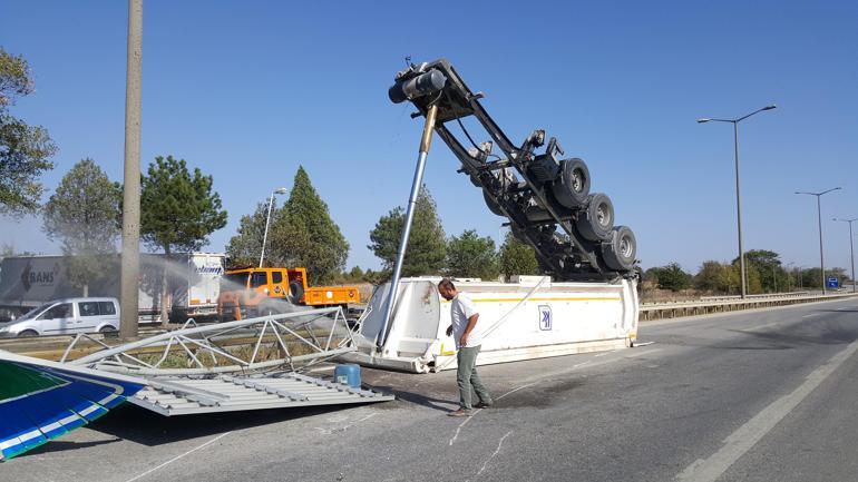 Hafriyat kamyonunun açık kalan damperi, yön levhasına çarptı