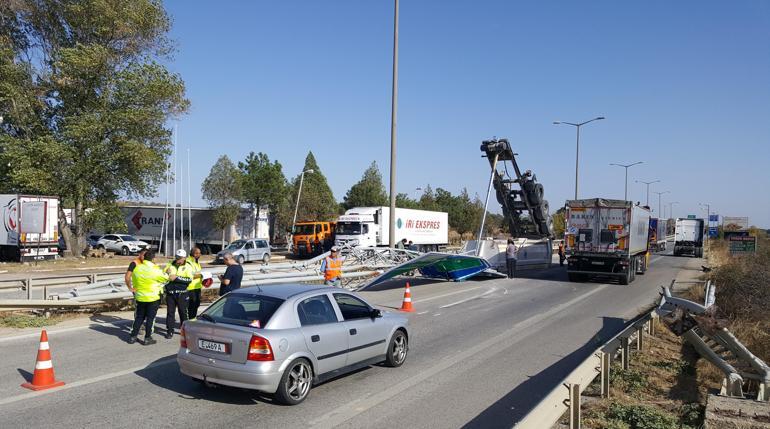 Hafriyat kamyonunun açık kalan damperi, yön levhasına çarptı