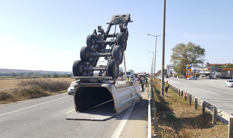 Hafriyat kamyonunun açık kalan damperi, yön levhasına çarptı