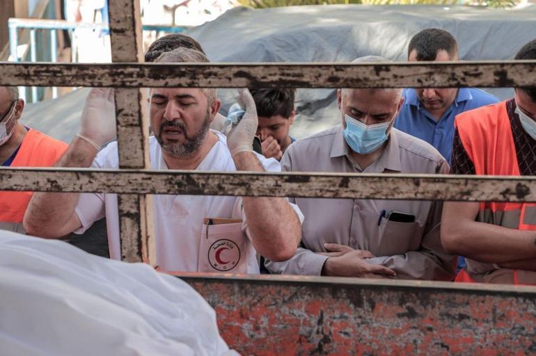 Gazze’de hayatını kaybedenler toplu mezarlara gömülüyor
