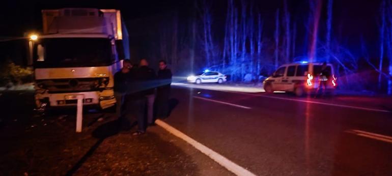 Karsta polis aracı ile TIR çarpıştı, 2 polis memuru yaralandı