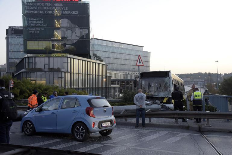 Bahçelievlerde İETT otobüsü aydınlatma direğini devirdi: Yol kapandı