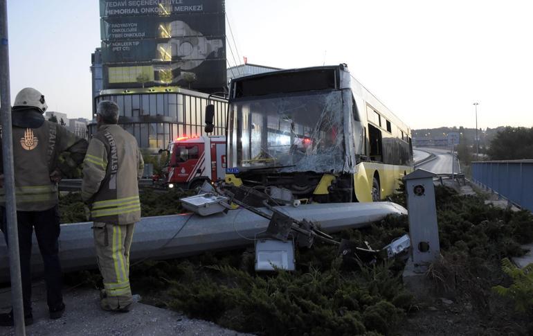 Bahçelievlerde İETT otobüsü aydınlatma direğini devirdi: Yol kapandı