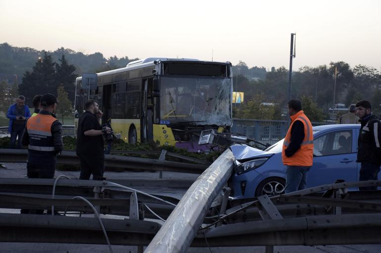 Bahçelievlerde İETT otobüsü aydınlatma direğini devirdi: Yol kapandı