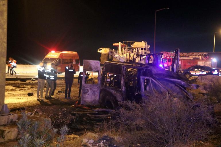 Gaziantepte freni boşalan tankerin minibüs ve 2 iş makinesine çarpmasıyla yangın çıktı: 3 ölü, 11 yaralı