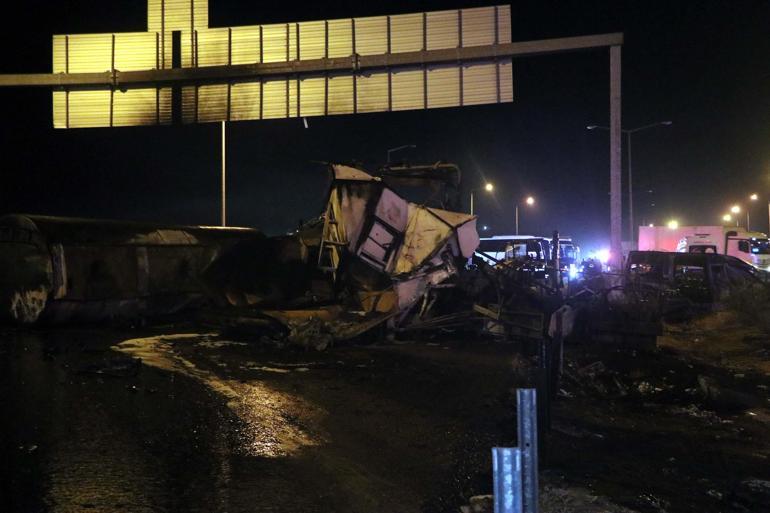 Gaziantepte freni boşalan tankerin minibüs ve 2 iş makinesine çarpmasıyla yangın çıktı: 3 ölü, 11 yaralı