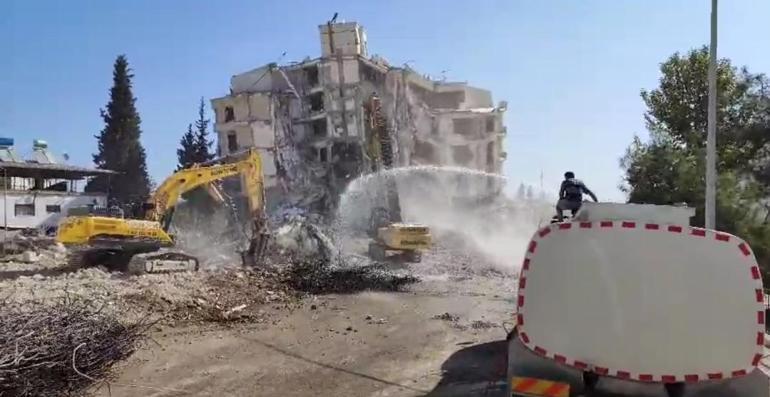 Gaziantep’te dinamitle yıkılmayan bina, iş makineleriyle yıkıldı