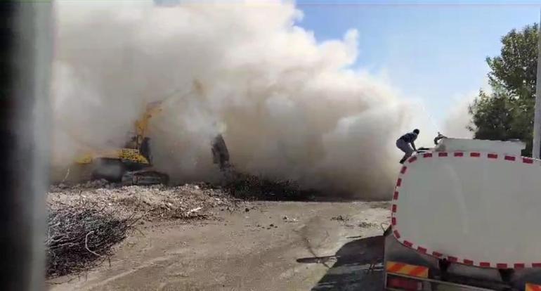 Gaziantep’te dinamitle yıkılmayan bina, iş makineleriyle yıkıldı