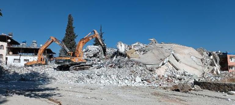 Gaziantep’te dinamitle yıkılmayan bina, iş makineleriyle yıkıldı