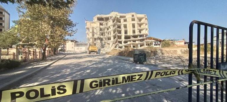 Gaziantep’te dinamitle yıkılmayan bina, iş makineleriyle yıkıldı